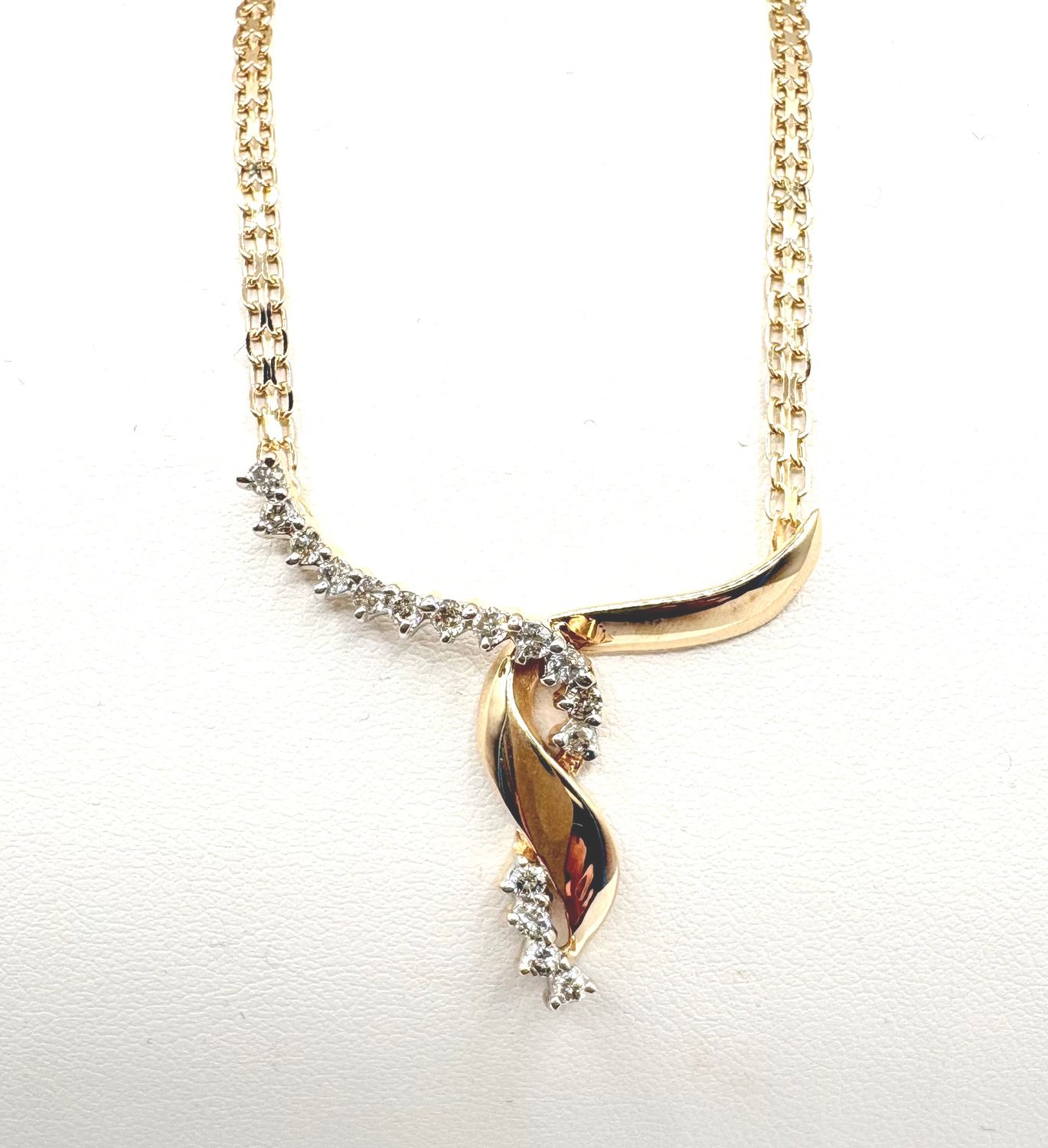 14KY APPROX .37CTW DIAMOND NECKLACE STATION ON CHAIN 17"