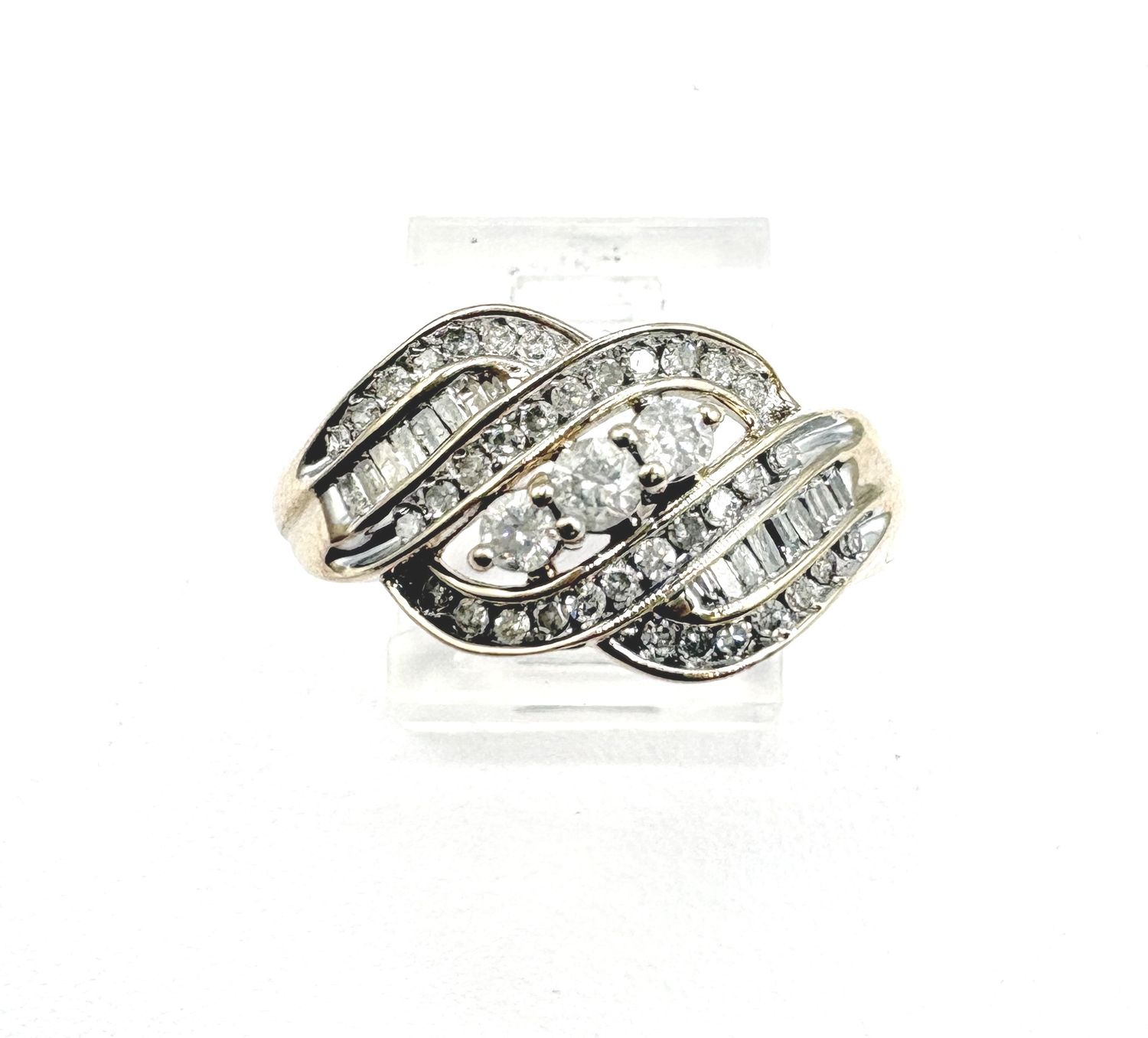 10KY APPROX .50CTW DIAMOND BAGUETTE RING SIZE 8.75