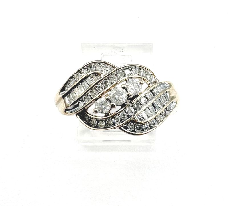 10KY APPROX .50CTW DIAMOND BAGUETTE RING SIZE 8.75