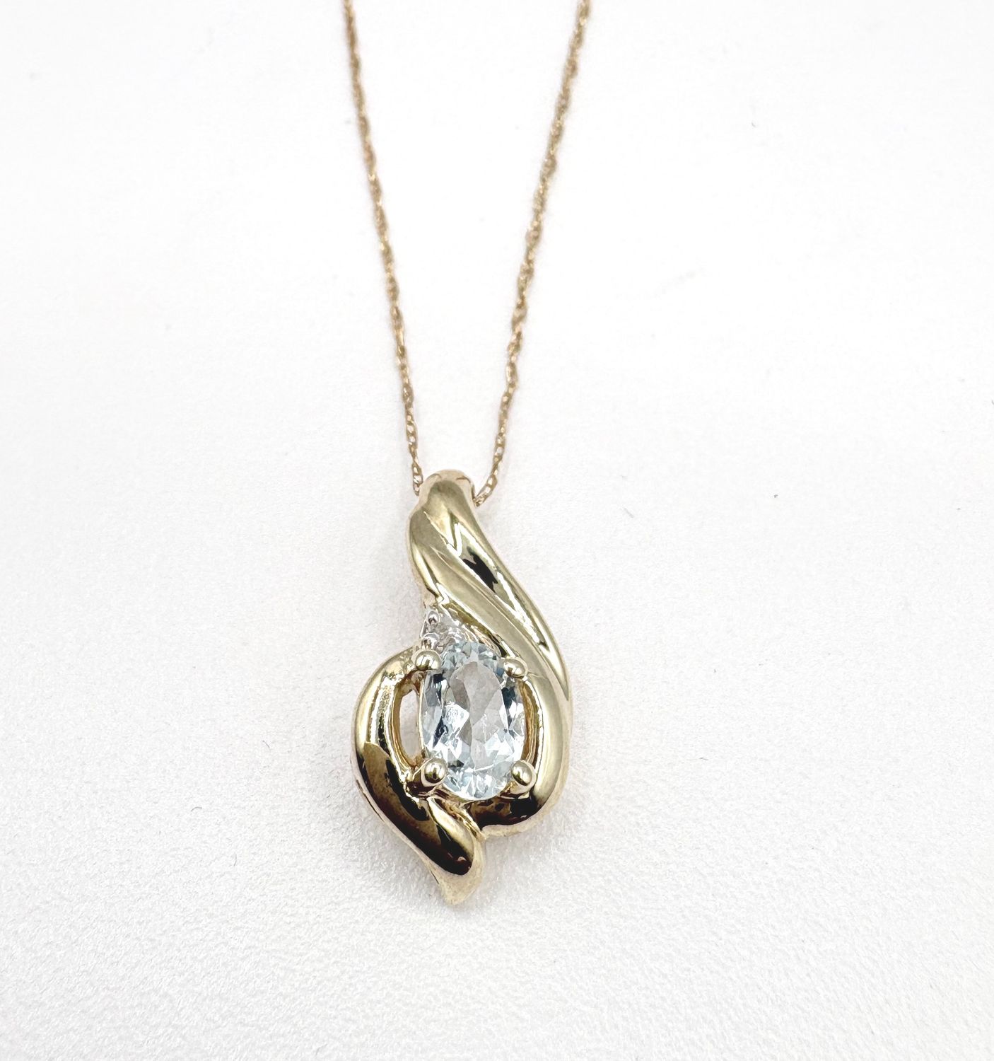 10KY BLUE TOPAZ PENDANT WITH CHAIN 18"