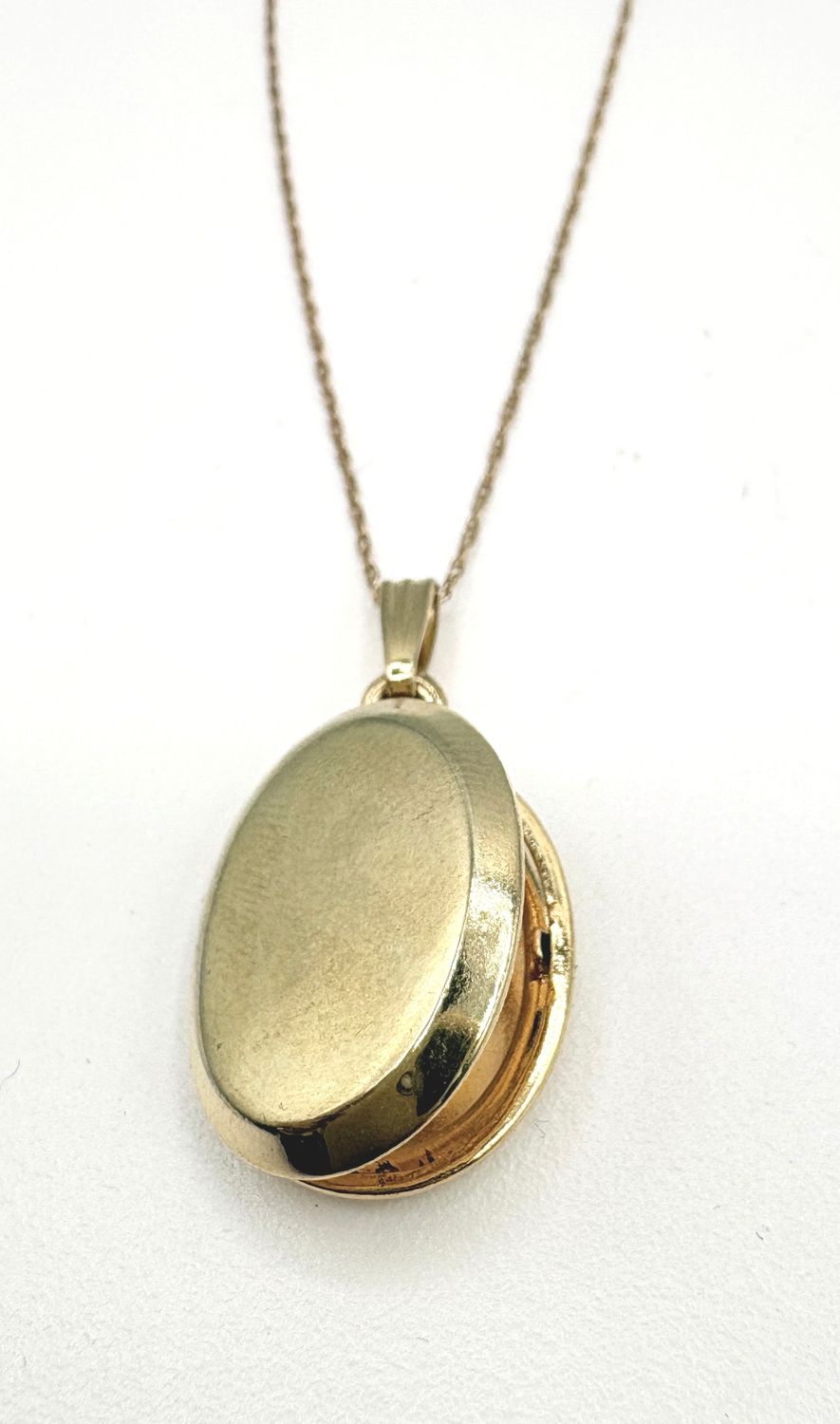 10KY OVAL LOCKET AND CHAIN 18"