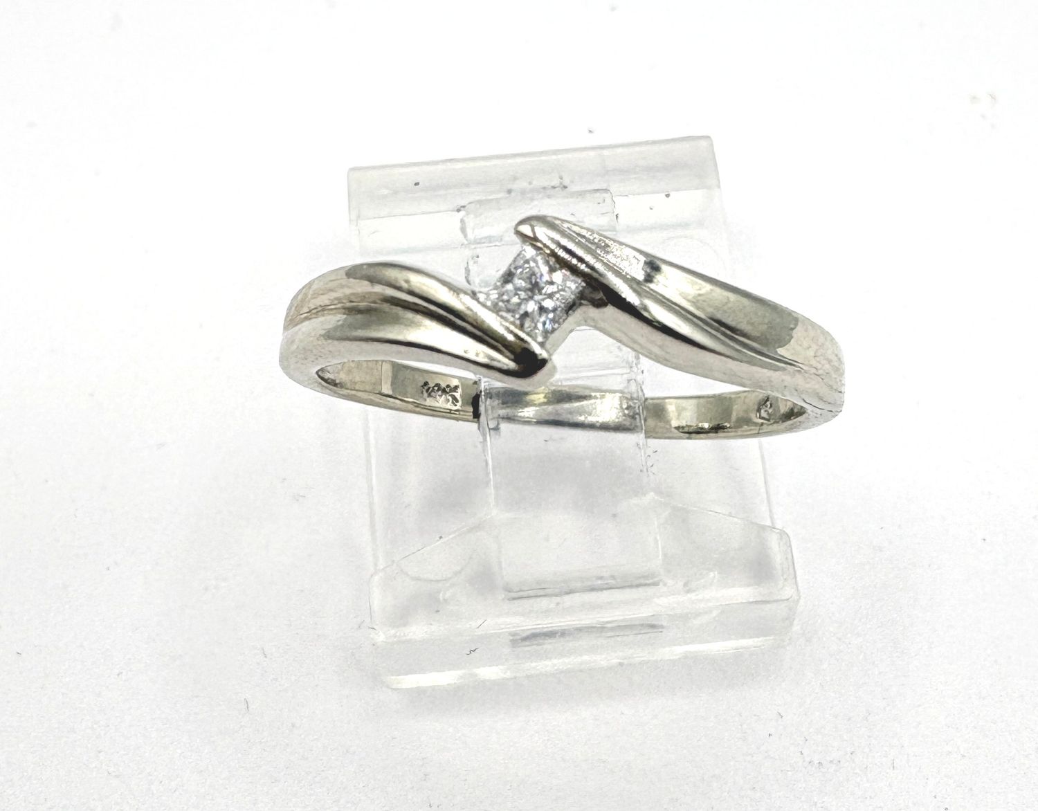 14KW DIAMOND BYPASS RING SIZE 6
