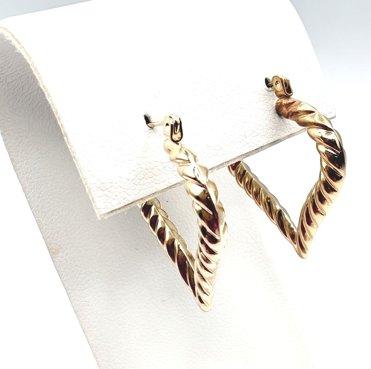 14KY 1" TWISTED HEART HOOP EARRING