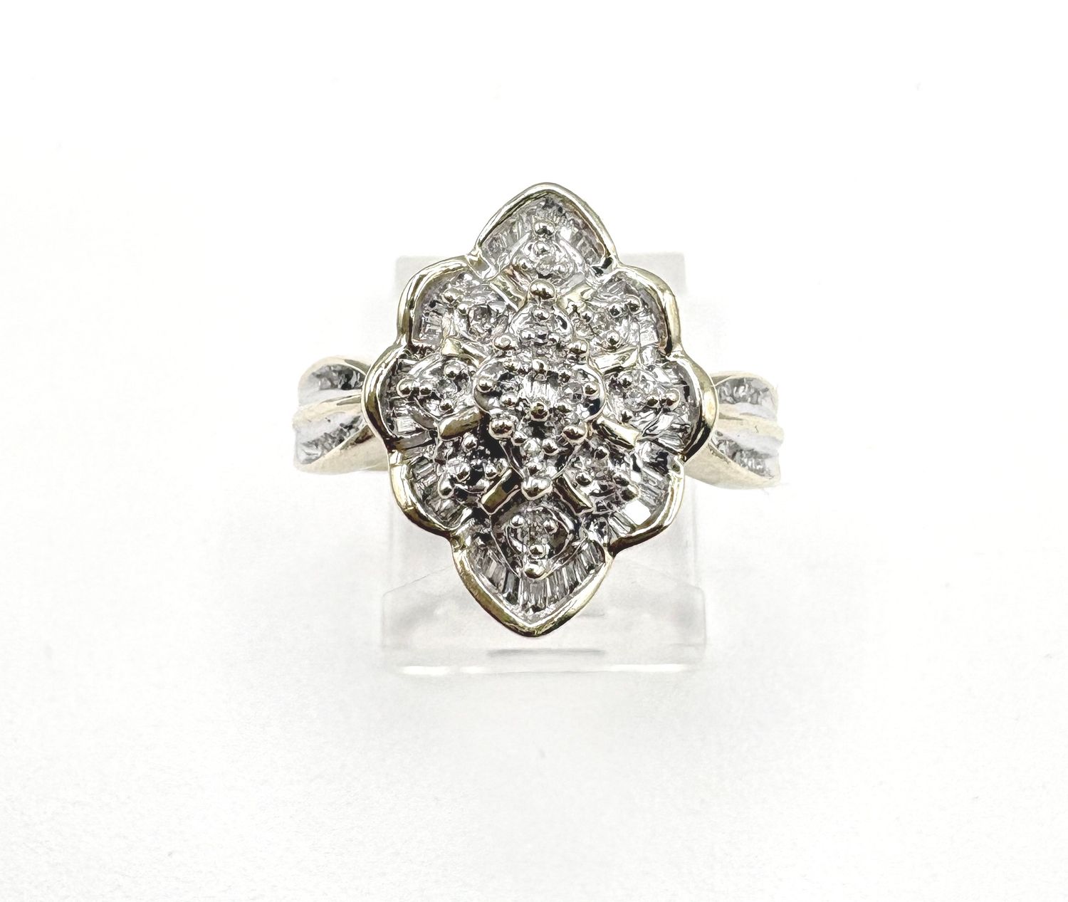 10K APPROX .50CTW DIAMOND SCALLOPED RING SIZE 8.5