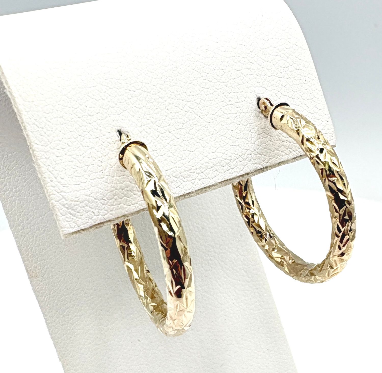 10KY DIAMOND CUT HOOP EARRING