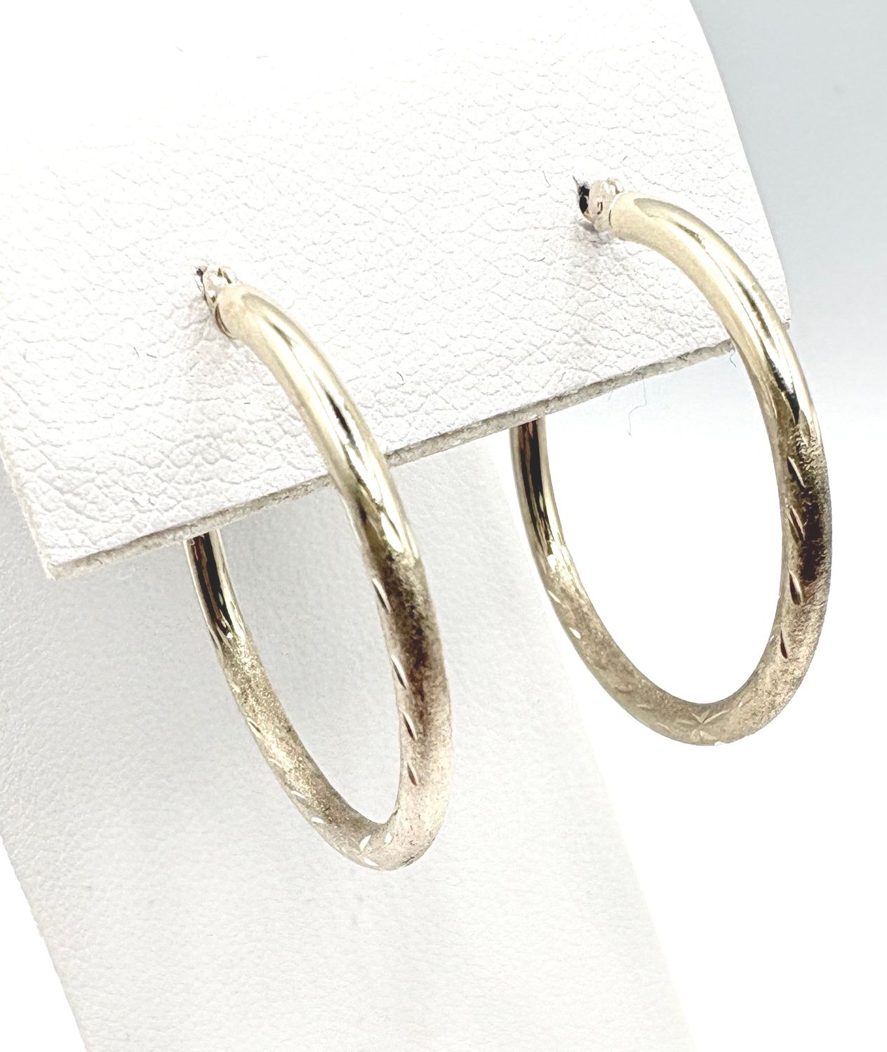 14KY MATTE DIAMOND CUT 1" HOOP EARRING