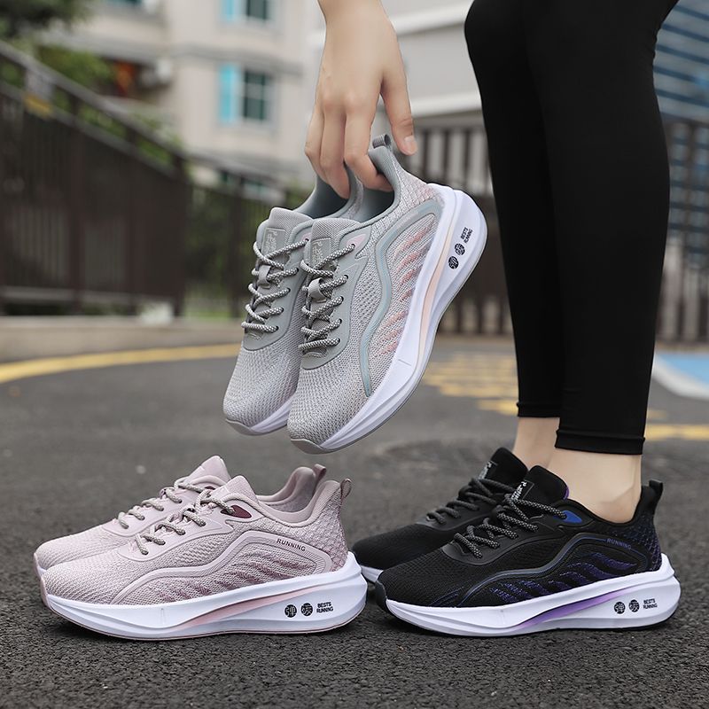 Baskets tendance 2024 pour femme, légères et confortables, idéales pour le jogging et la course à pied. Respirantes et confortables.