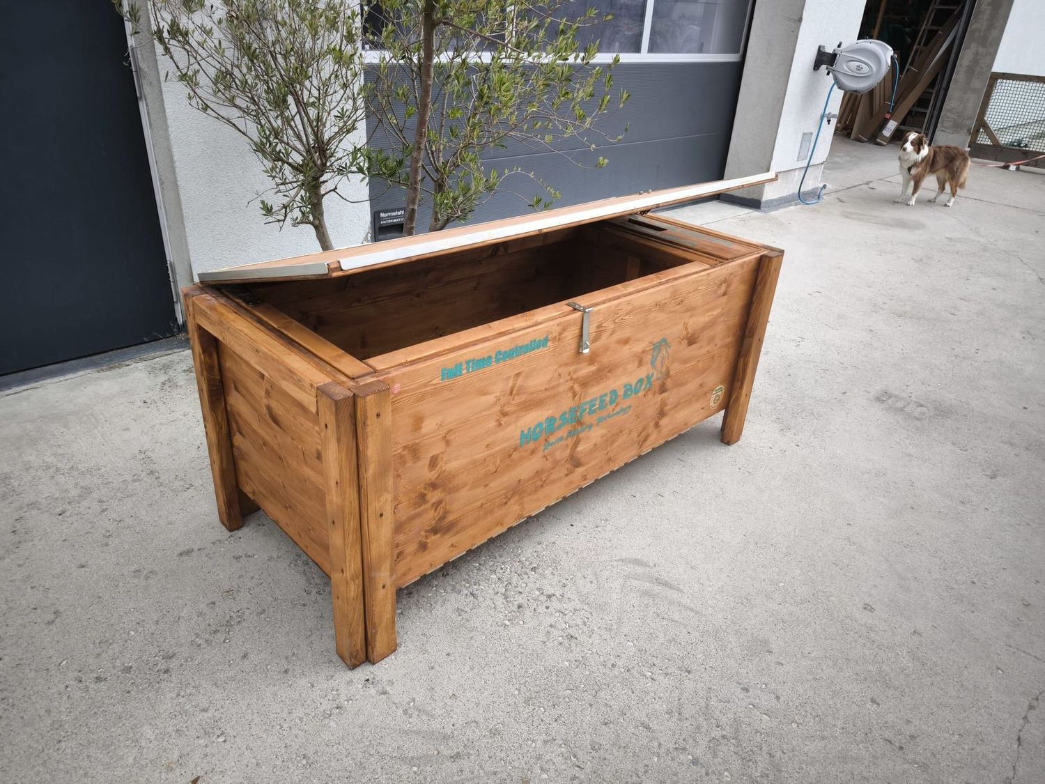Holzbox mit Aufschrift HORSEFEED BOX, offen, für Pferdefutter, rechteckig, mit leichtem Deckel, auf…