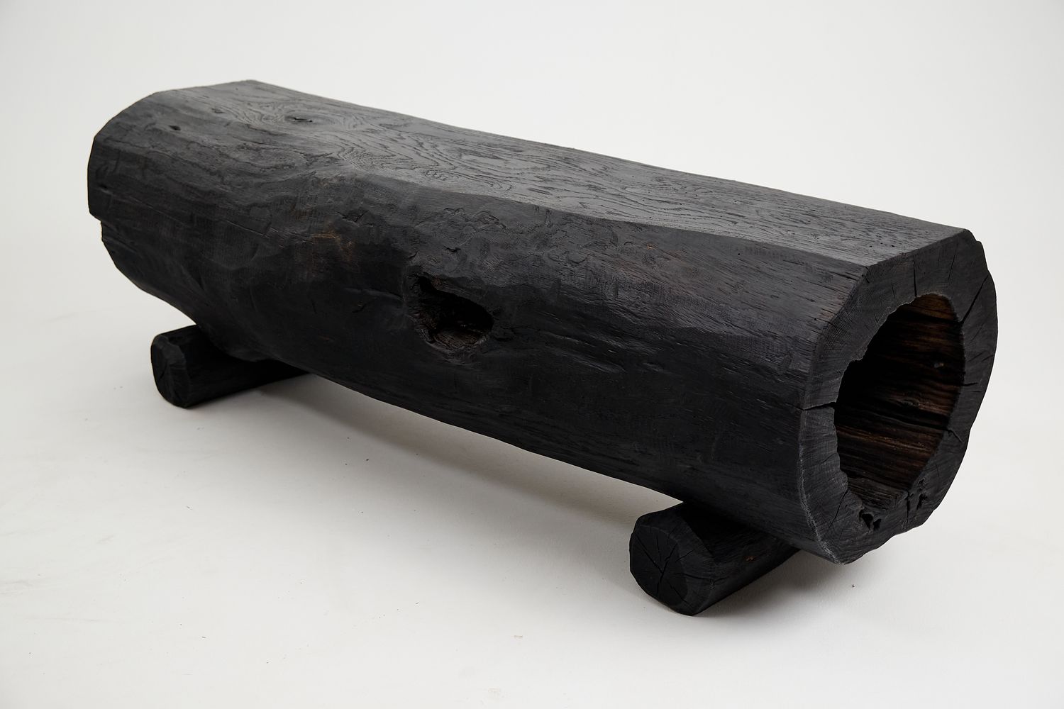 Jownik, Charred Hollow Log Bench – Primitive Form, Bold Presence Jownik, Charred Hollow Log Bench – Primitive Form, Bold Presence