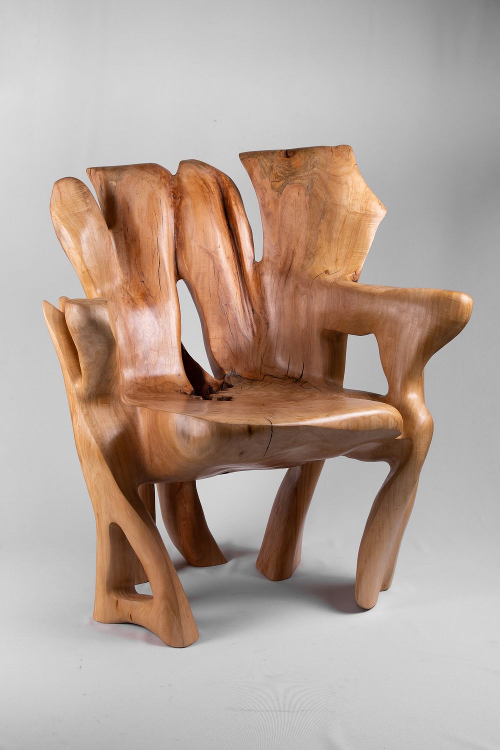 Veles, Chainsaw-Carved Sculptural Chair – Flowing Form in Solid Wood Veles, Chainsaw-Carved Sculptural Chair – Flowing Form in Solid Wood