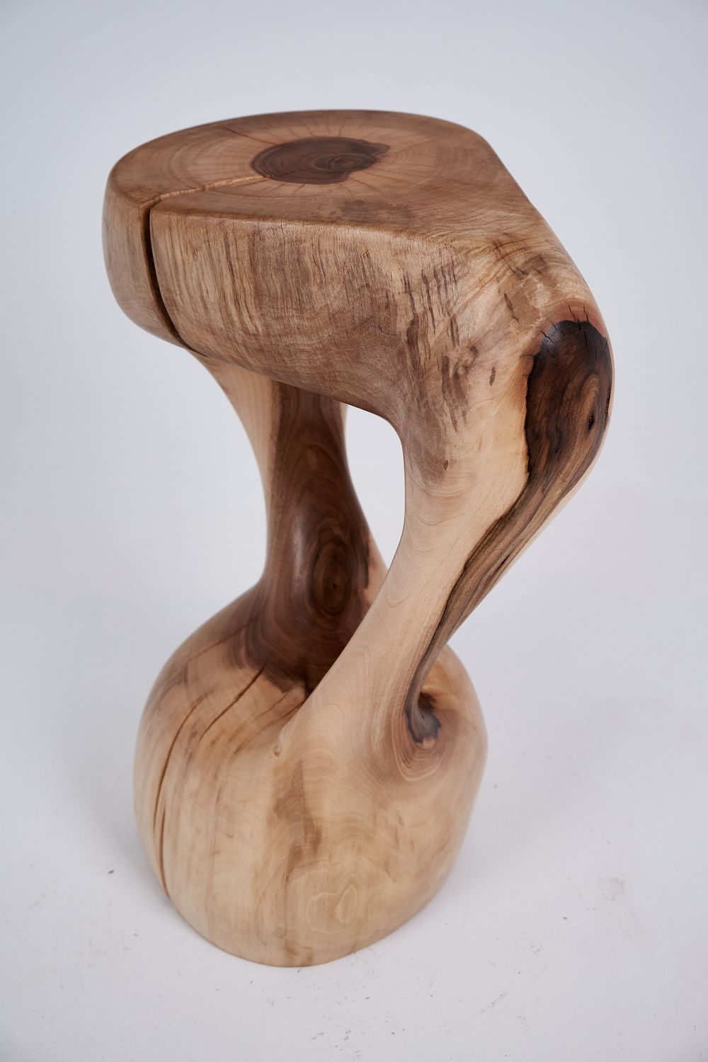 Leszy, Side Table – Sculpted Flow, Rooted Stillness Leszy, Side Table – Sculpted Flow, Rooted Stillness