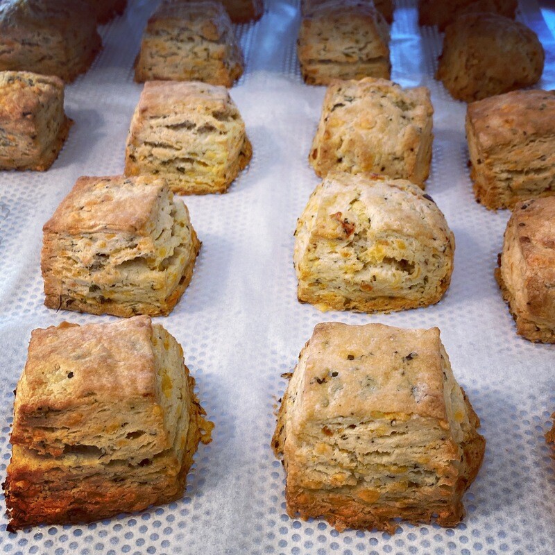 SCONE SAUGE, CIBOULETTE ET CHEDDAR