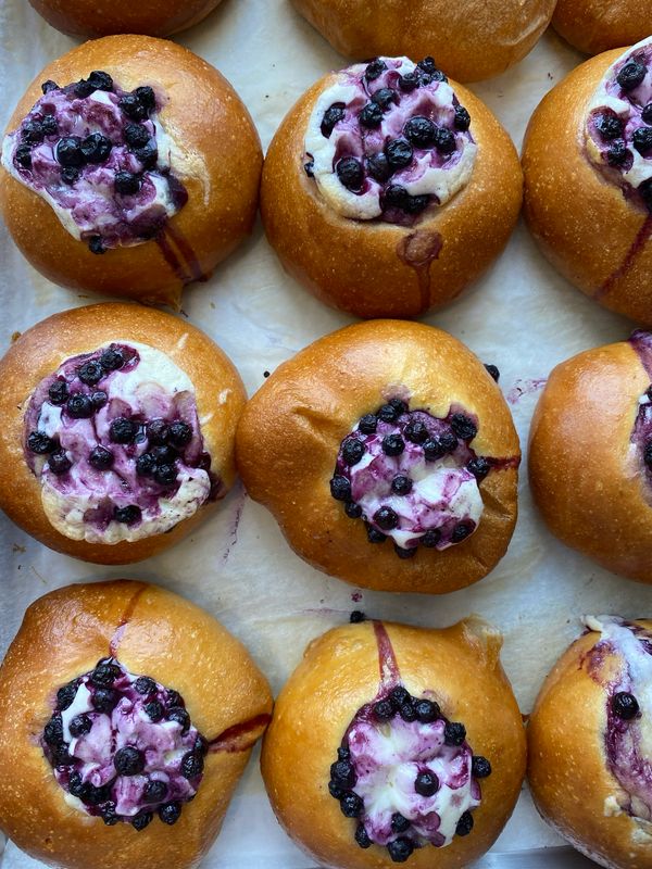 BRIOCHE BLEUETS SAUVAGES -FROMAGE À LA CRÈME