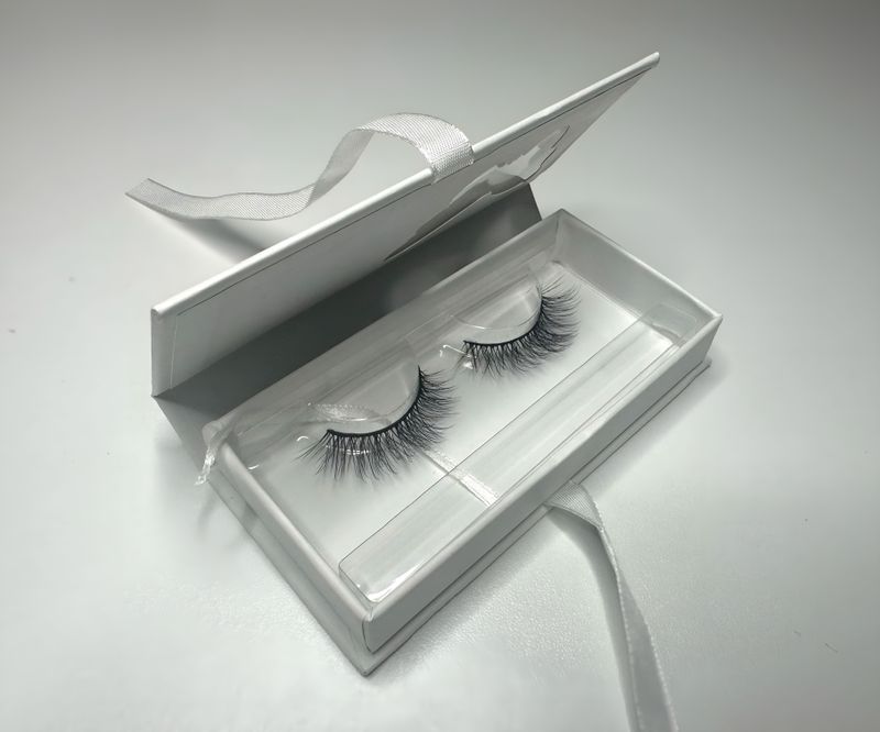 Gentle Glimmer Strip Lashes