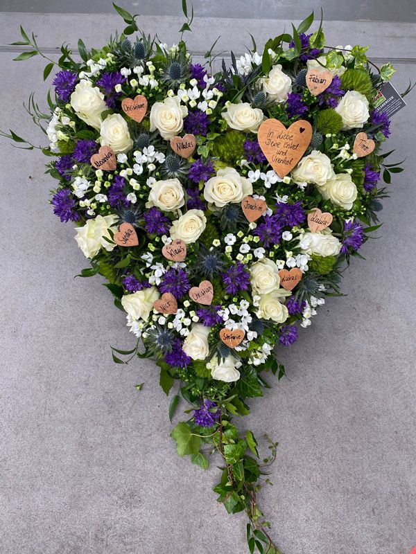 Blumenherz in lila/blautönen mit weißen Rosen Blumenherz in lila/blautönen mit weißen Rosen