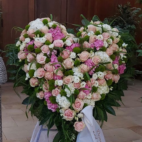 Blumenherz mit weißen und rosafarbenen Rosen Blumenherz mit weißen und rosafarbenen Rosen