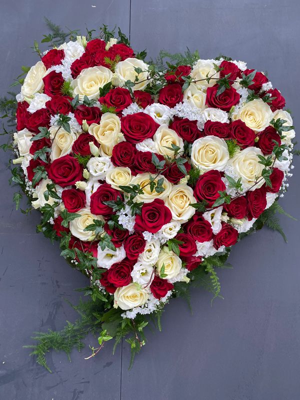 Blumenherz mit weiß-cremefarbenen und roten Rosen Blumenherz mit weiß-cremefarbenen und roten Rosen
