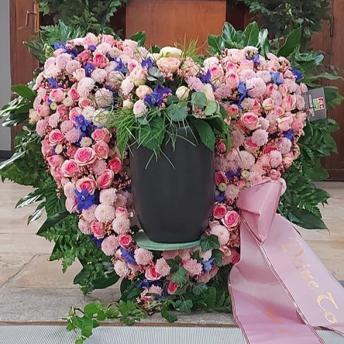 Urnenherz in rosa gehalten mit rosafarbenen Rosen