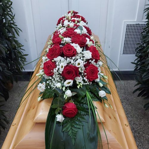 Sargbukett mit roten Rosen