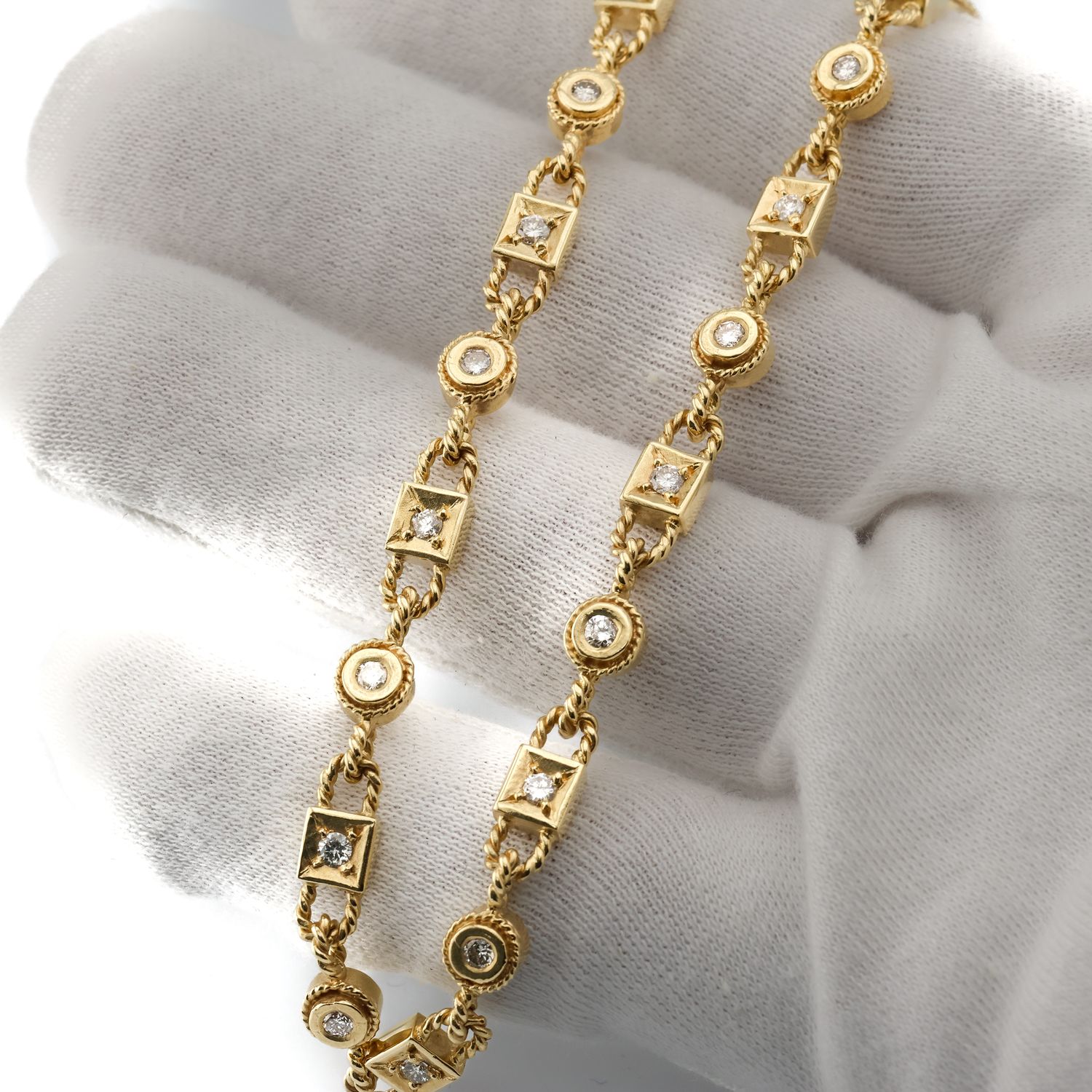 18k Mulit shape Chain Nat. Dia.