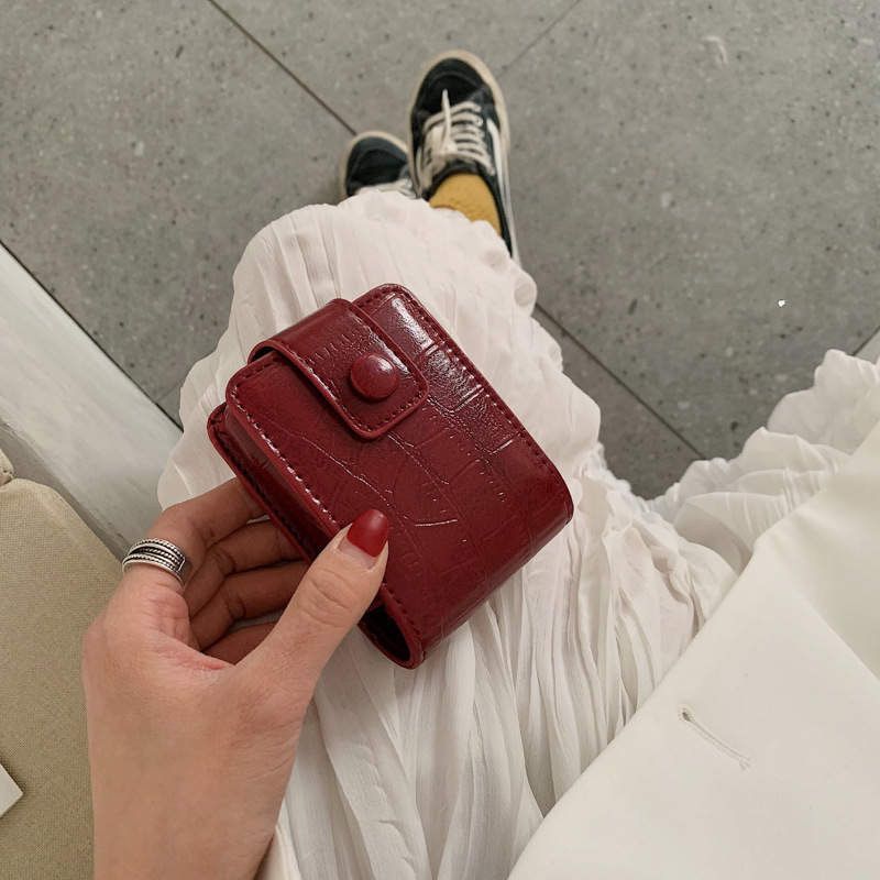 Elegant Croc-Textured Mini Wallet with Mirror – Classic Luxury in Your Elegant Croc-Textured Mini Wallet with Mirror – Classic Luxury in Your