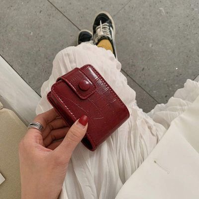 Elegant Croc-Textured Mini Wallet with Mirror – Classic Luxury in Your Elegant Croc-Textured Mini Wallet with Mirror – Classic Luxury in Your