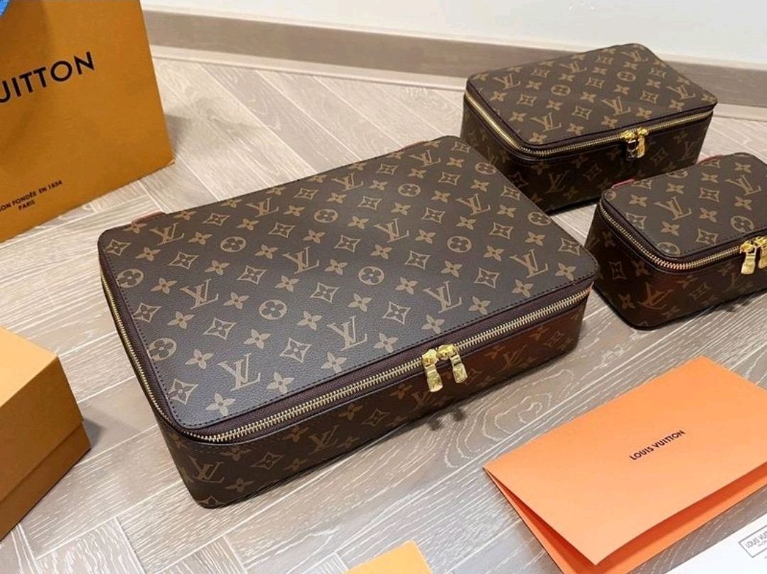 Tre pochette LV