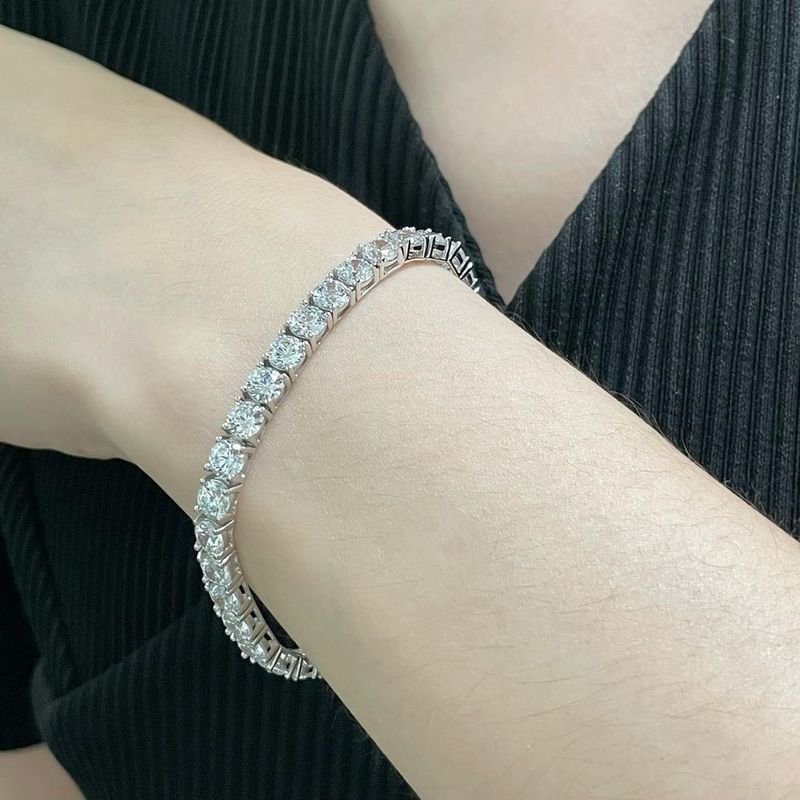 Elegant Diamond Tennis Bracelet in Silver Setting