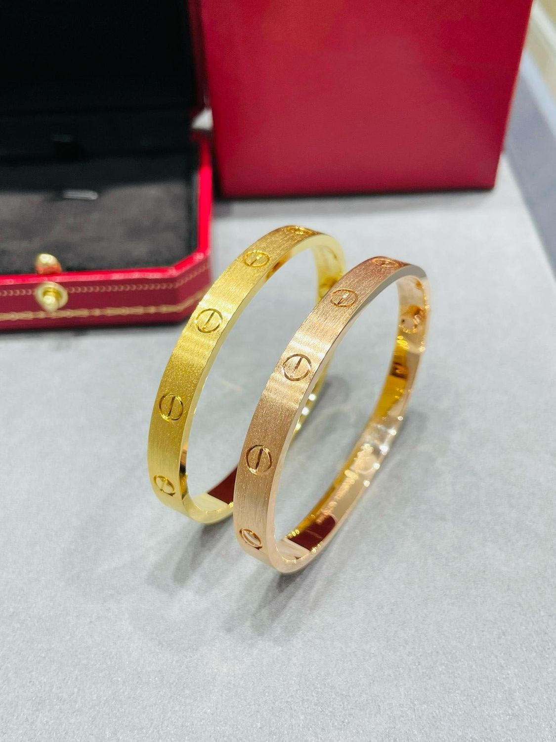 Classic Gold Screw-Design Bangle