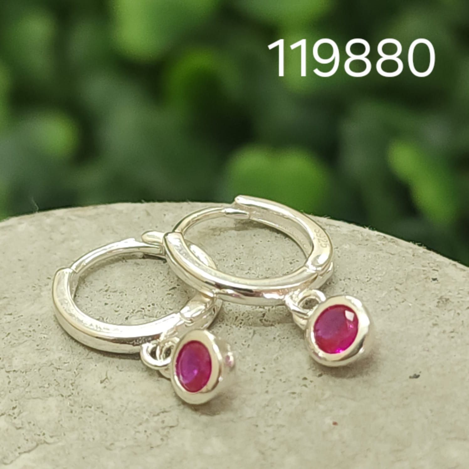 ARETES DE PLATA 925 HUGGIES CON PUNTO DE LUZ FUCSIA 1.5CM