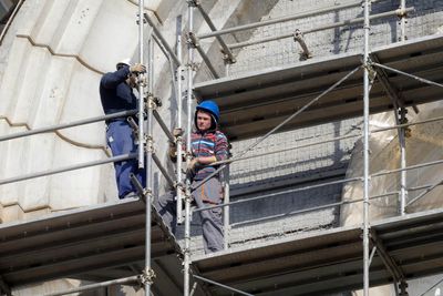 Bezpieczna praca na wysokości – zasady BHP przy użyciu rusztowań