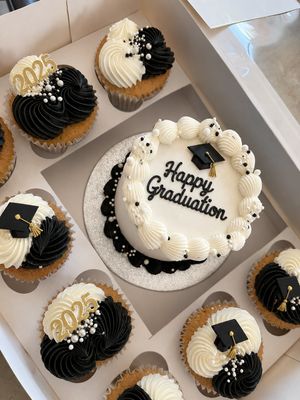 Graduation Bento Cake With Cupcakes