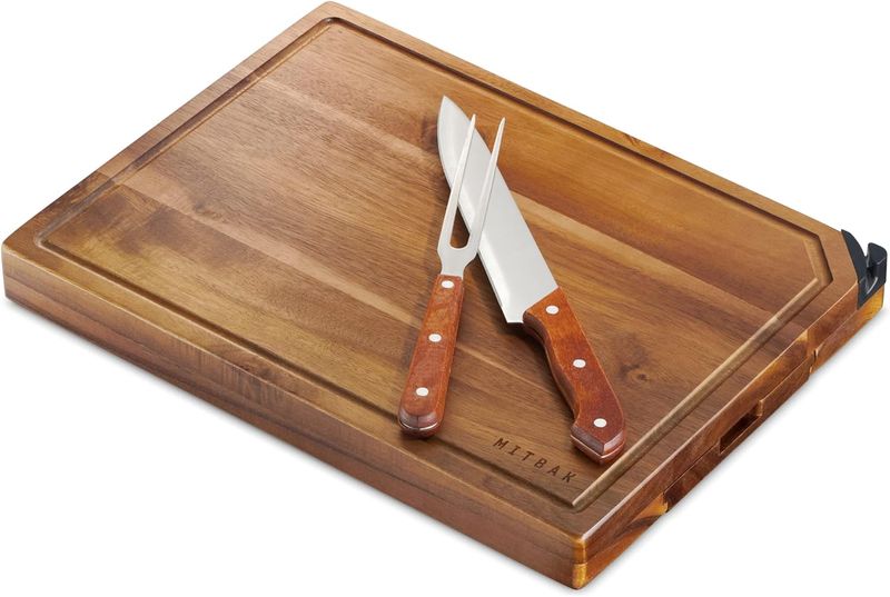 MK-MBRD - Mitbak Meat Cutting Board - Wooden Chopping Board With a Knife And Tongue &amp; Built-In Knife Sharpener