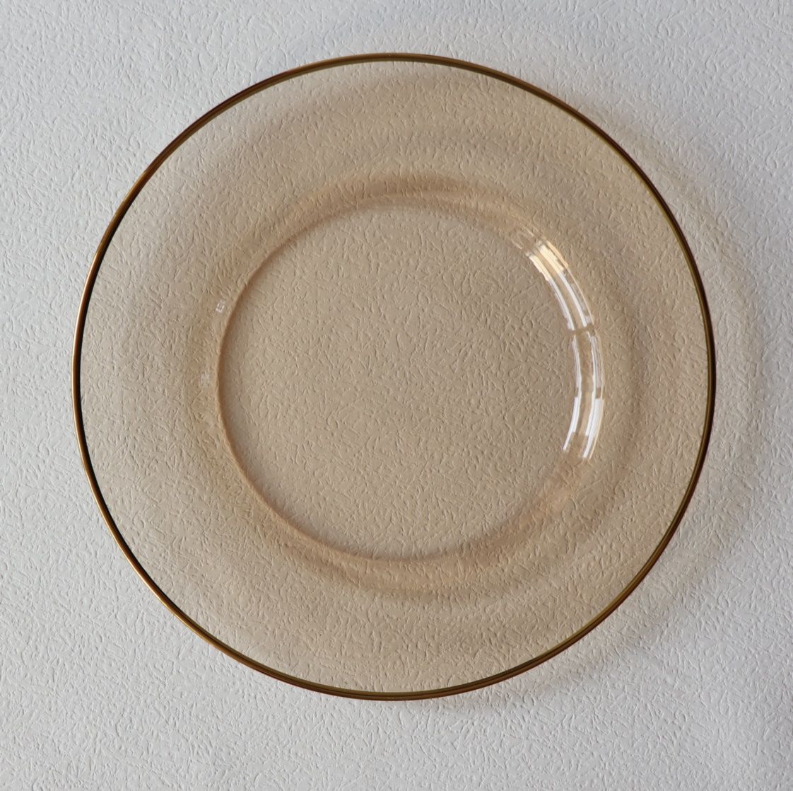 VD-PCH13-AM - Vikko Decor - Platinum, Amber with Gold Rim, Glass Charger 13&quot;&quot;