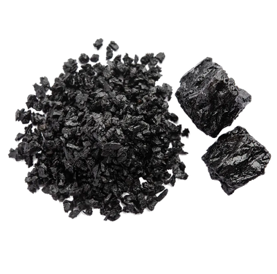 Altai Mumiyo (Shilajit) in warmem Wasser aufgelöst, ein goldbraunes Getränk, das die einfache Zuber…