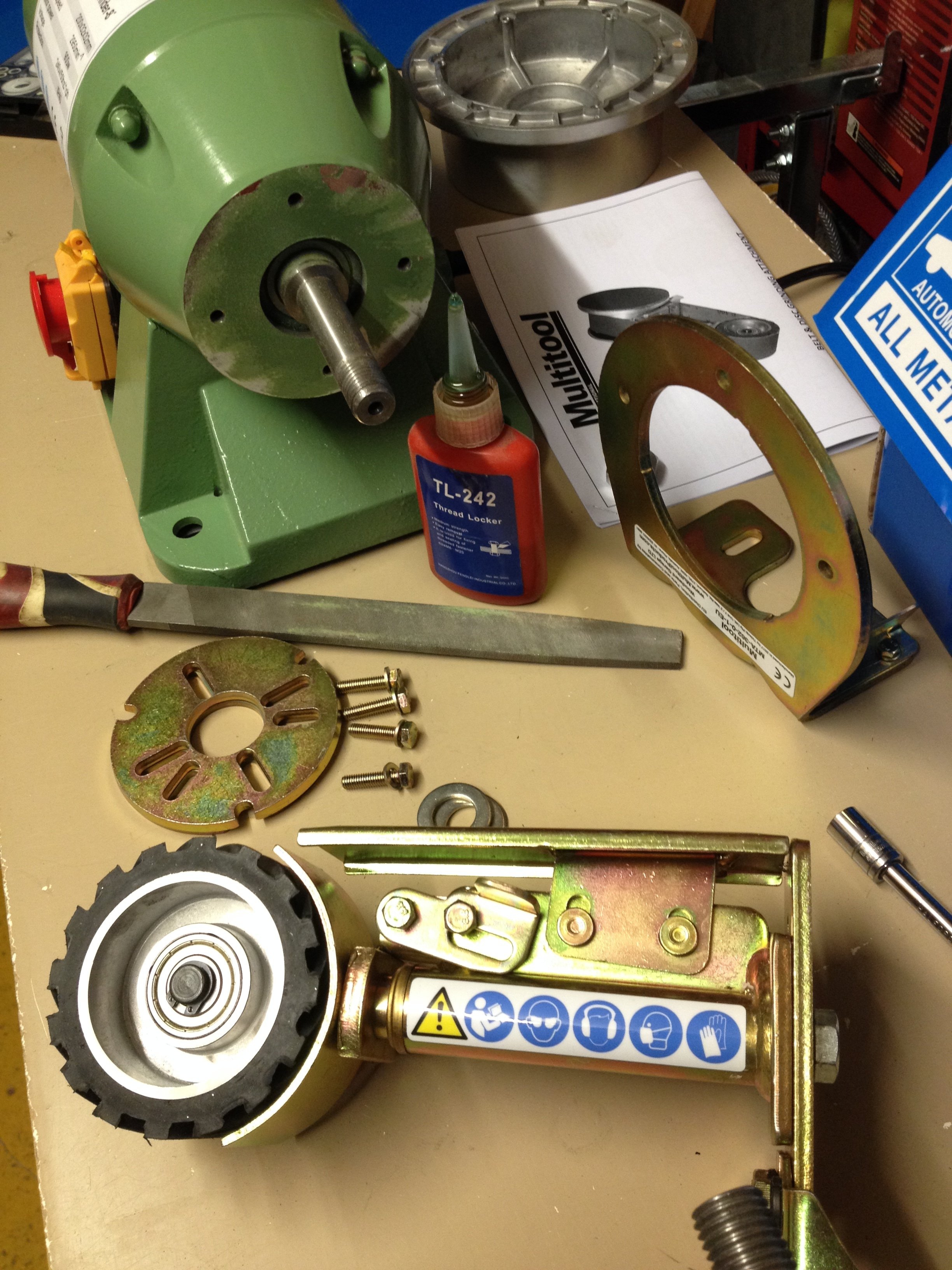 The Multitool MTA362 is a belt grinder/linisher and disc sanding