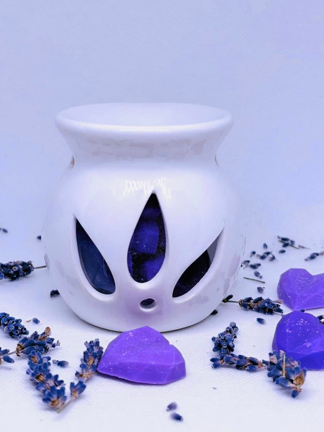 Candelă cu inimioare de ceară parfumată cu ulei esențial de lavandă