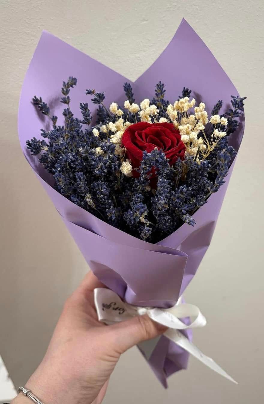 Buchet cu lavanda si trandafir criogenat
