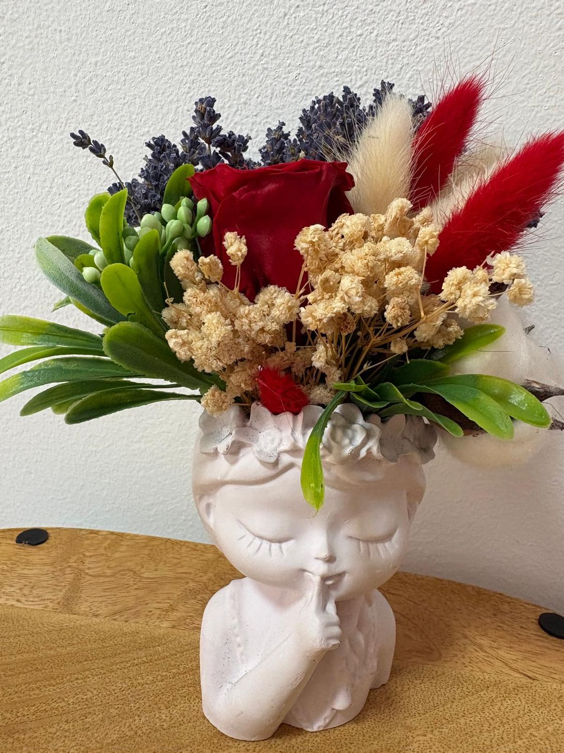 Aranjament floral handmade cu trandafir criogenat în suport decorativ | Creații din Lavandă
