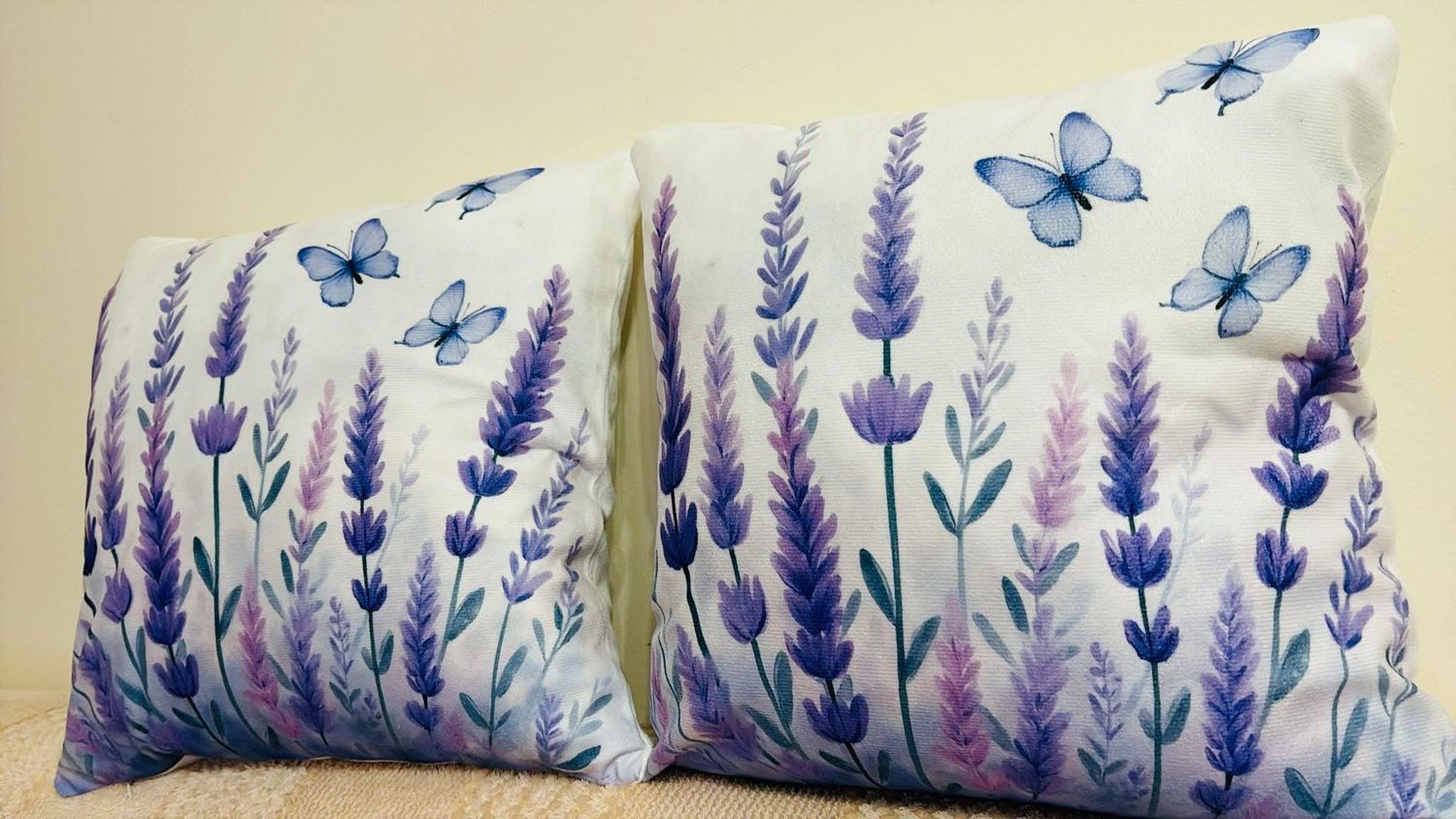 Pernă decorativă 40x40 cm cu lavandă și melană, umplutură cu flori de lavandă, husă detașabilă, design floral