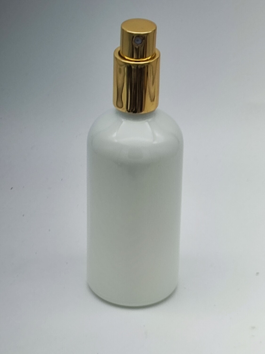 100ml White (Coated) Boston Round Glass Bottle (18mm neck) with Gloss Gold Atomiser (no overcap)- BULK 10 Pcs