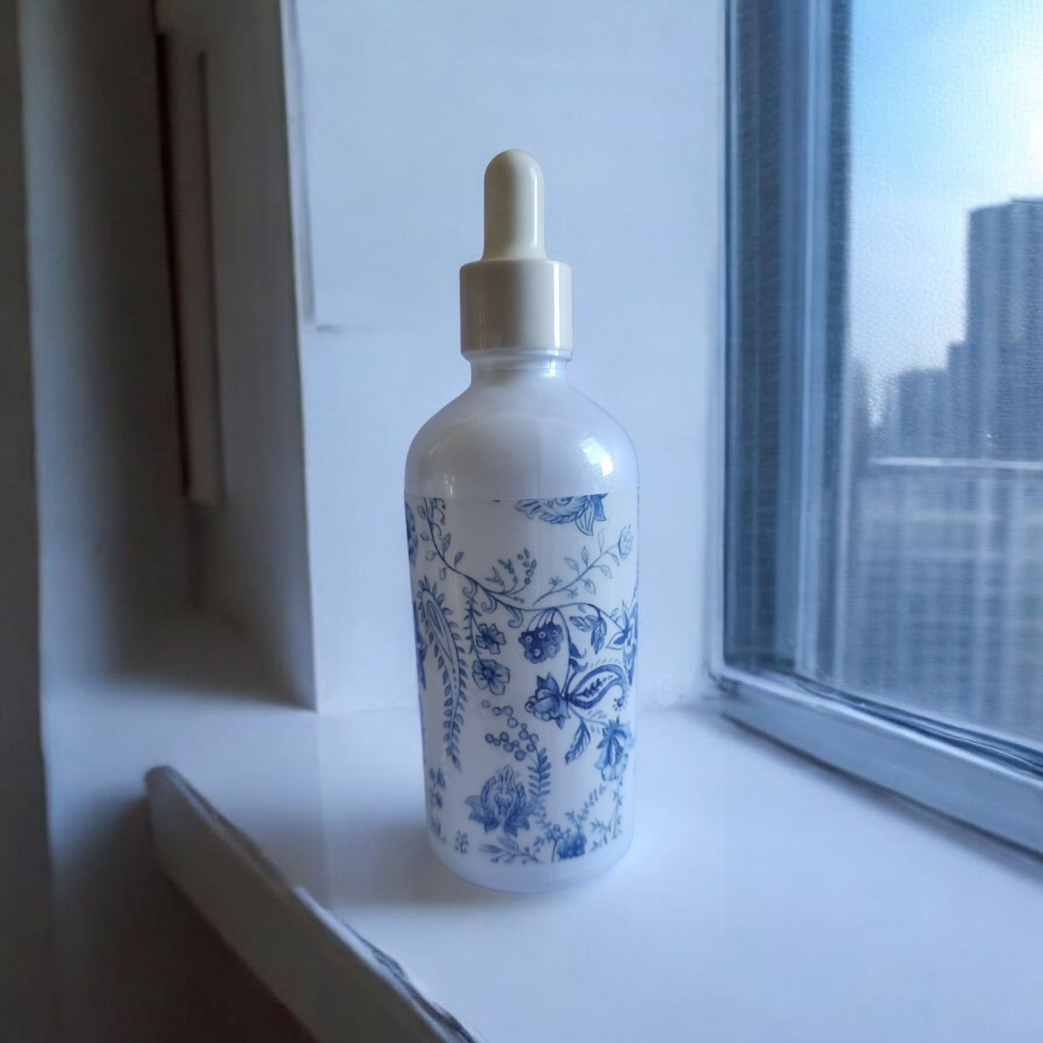 100mL or 50mL  Blue &amp; White Floral GLASS  BOTTLE WHITE(COATED) COLOUR BOSTON AROMA 18mm NECK ( BOTTLE CAP TEAT &amp; DROPPER)