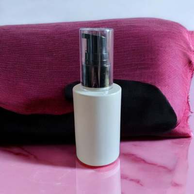 30ML WHITE SQUARE SHOULDER BOTTLE WITH BLACK SERUM PUMP &amp; CLEAR OVERCAP