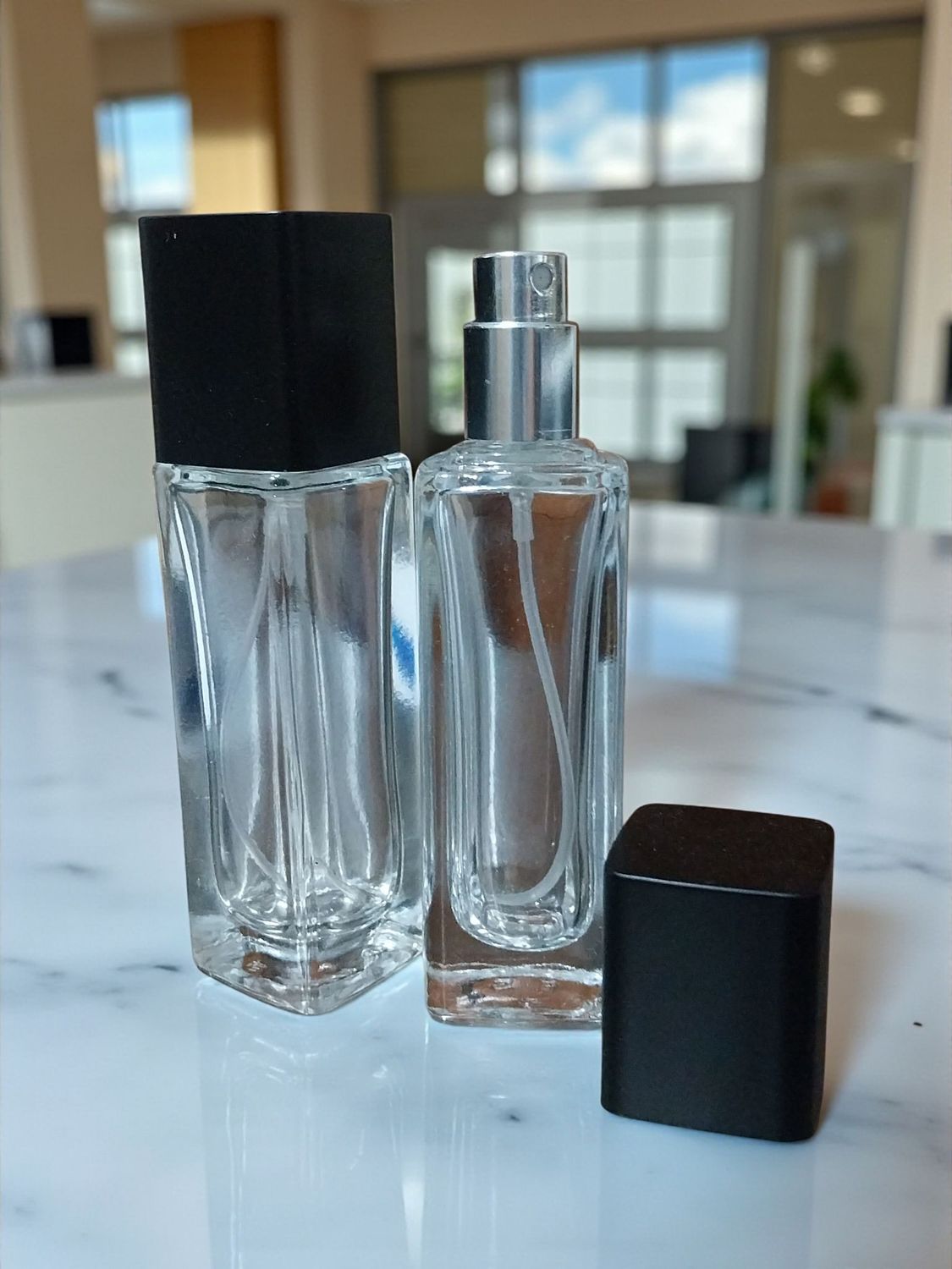 20ML SQUARE THICK GLASS SILVER ATOMISER WITH SQUARE BLACK OVERCAP - PREORDER