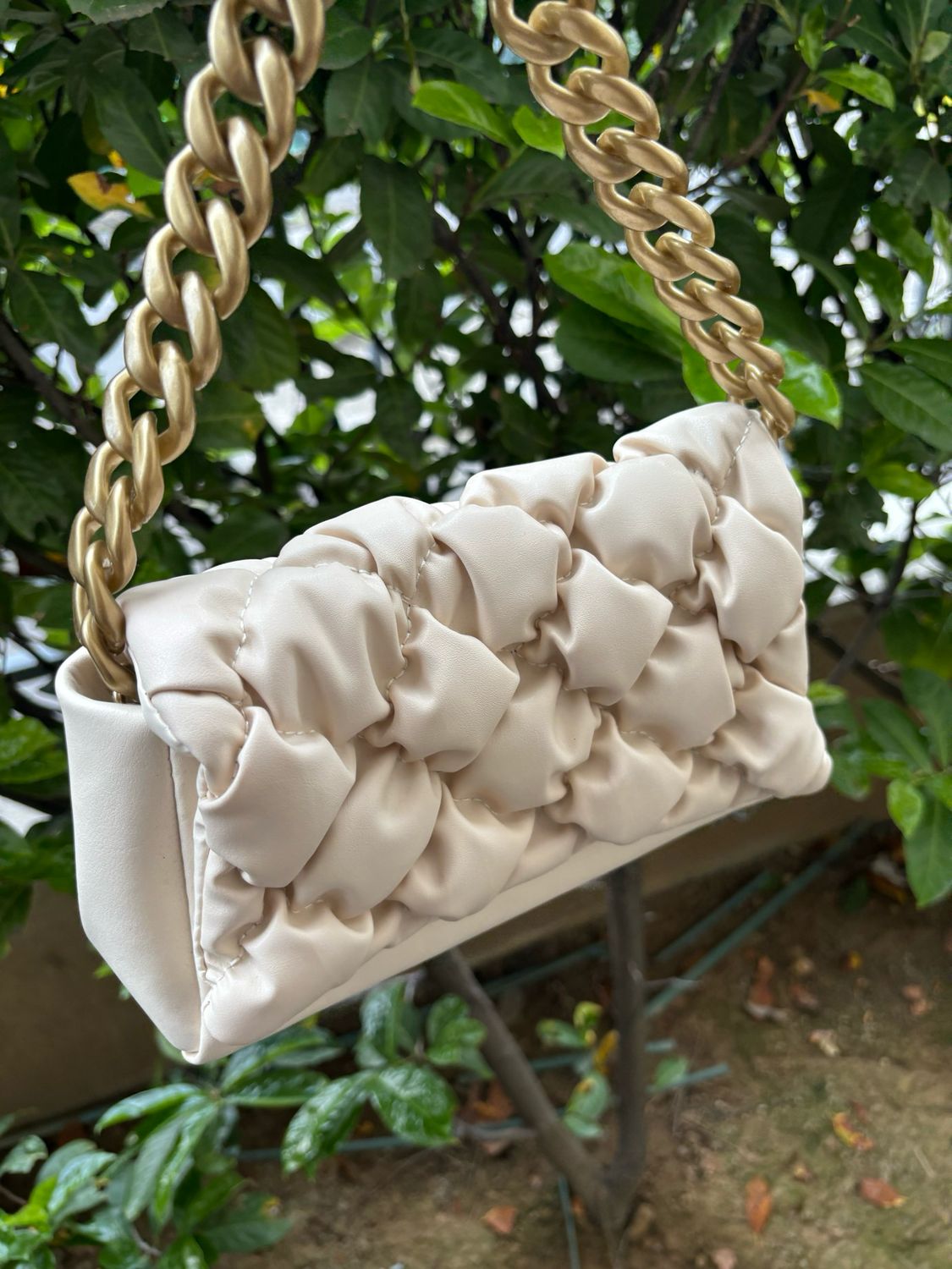 Sac beige avec 10 produits