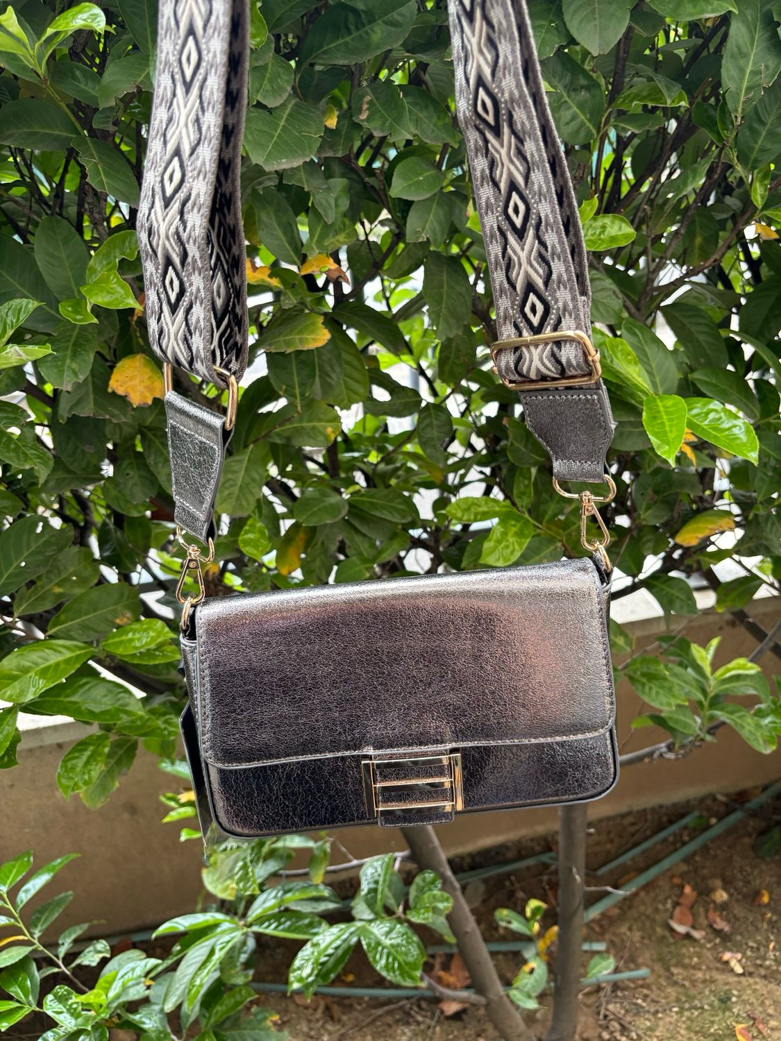 Sac gris avec 10 produits