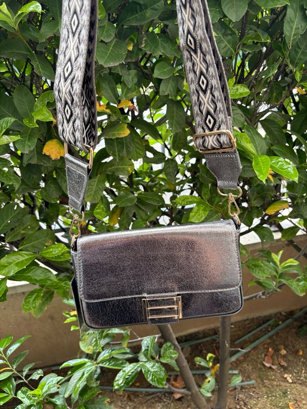 Sac gris avec 10 produits