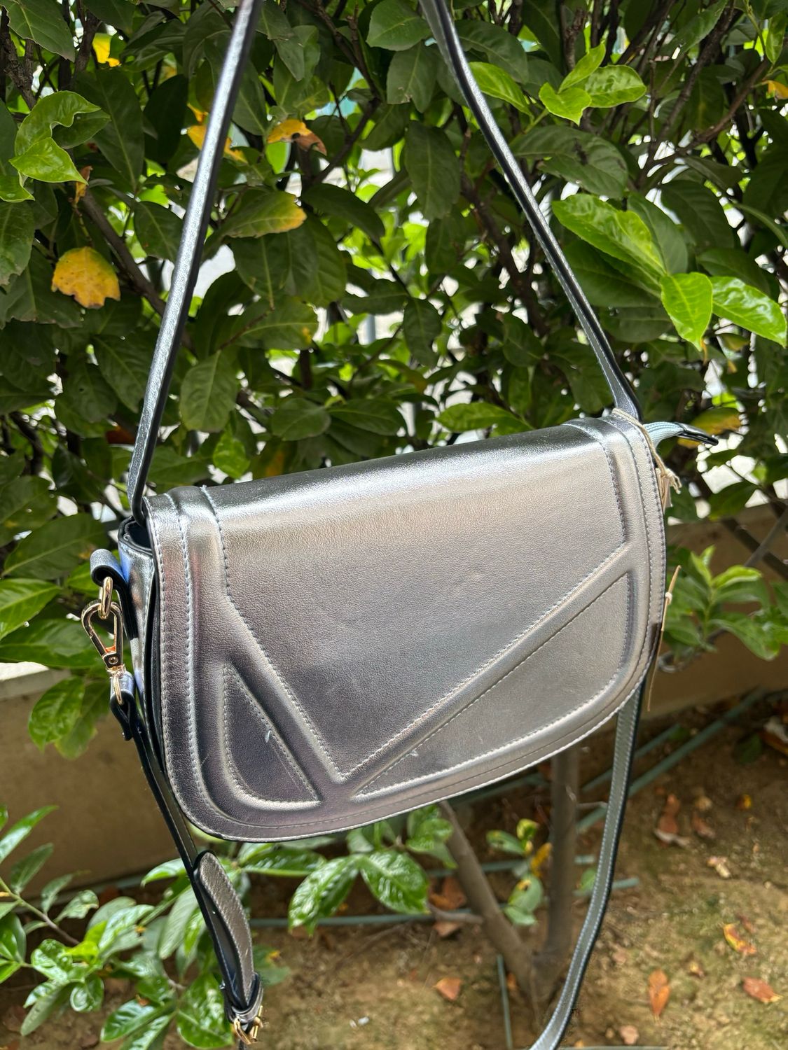 Sac argenté avec 10 produits