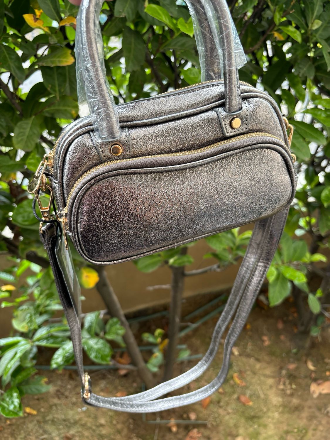 Sac gris avec 10 produits