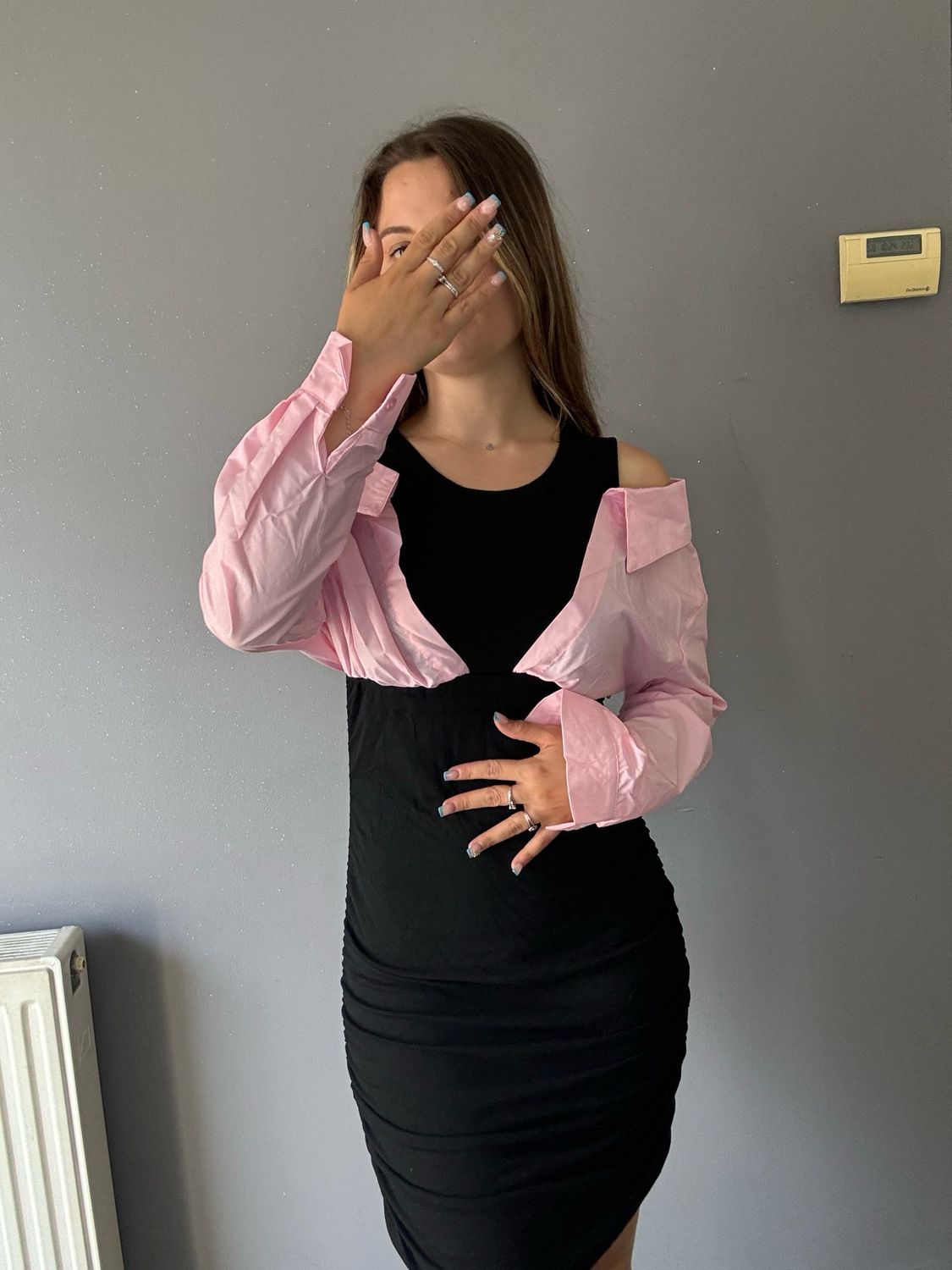 Robe noir chemise rose integre